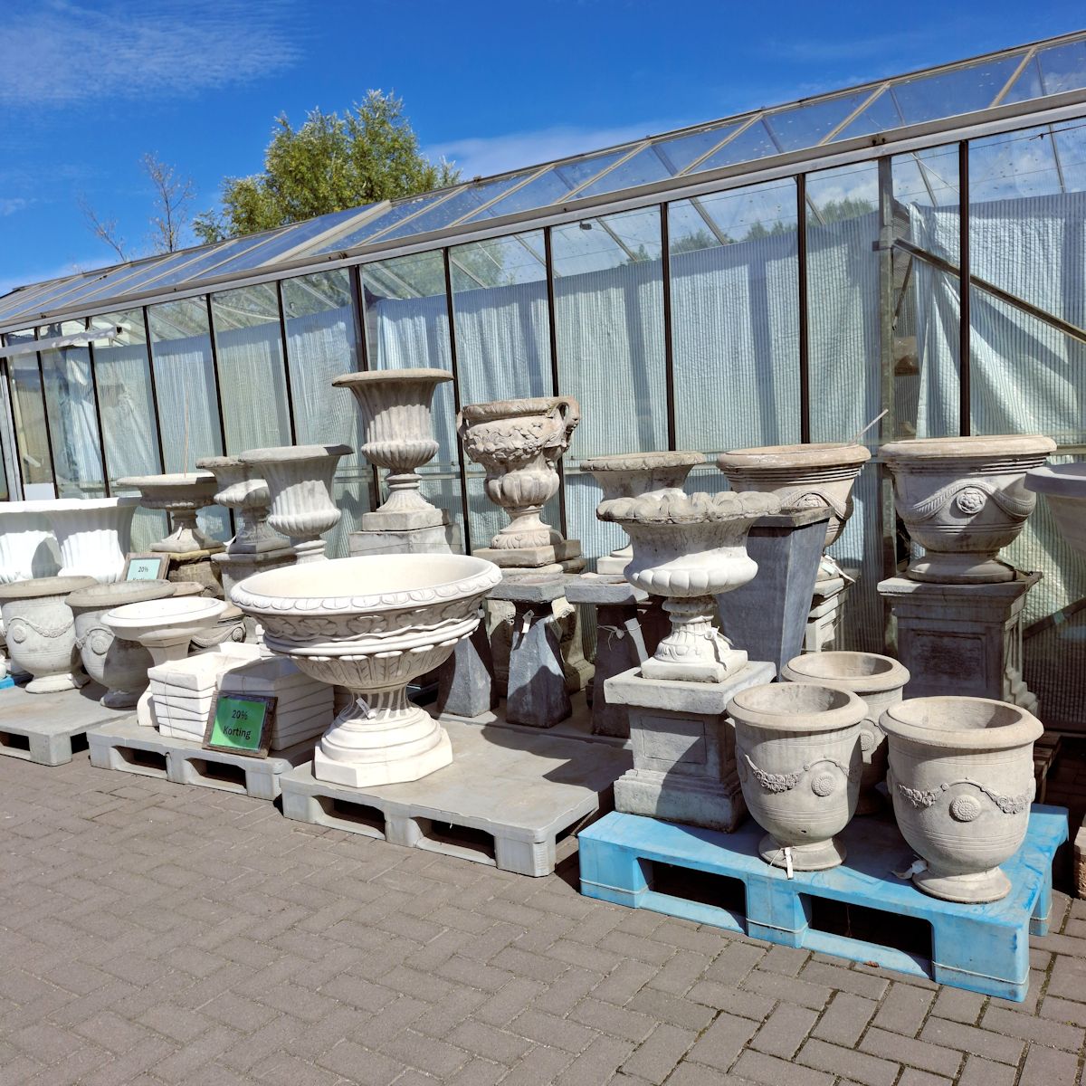 Diverse grijs/blauwe tuinvazen en sokkels 20% KORTING