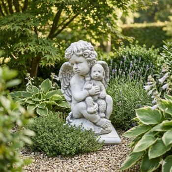 Engel met knuffelbeer tuinbeeld