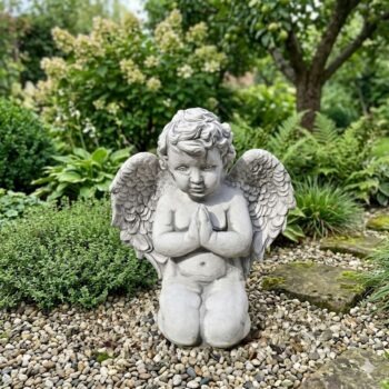Engel jongen knielend biddend tuinbeeld