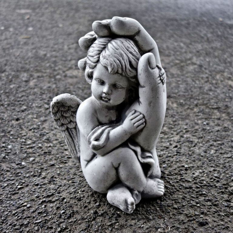 Engel lehnte sich gegen die Hand. Nette Figur eines Engels in einer Hand. Engel lehnte sich gegen die Hand. Nette Figur eines Engels in einer Hand.