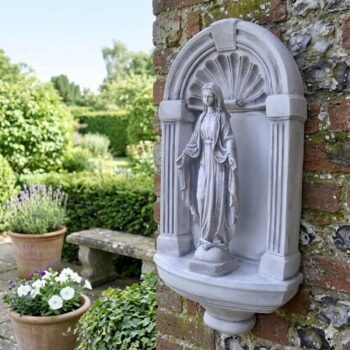 Mariabeeld in nis klein Heiligenbeelden van beton voor de tuin