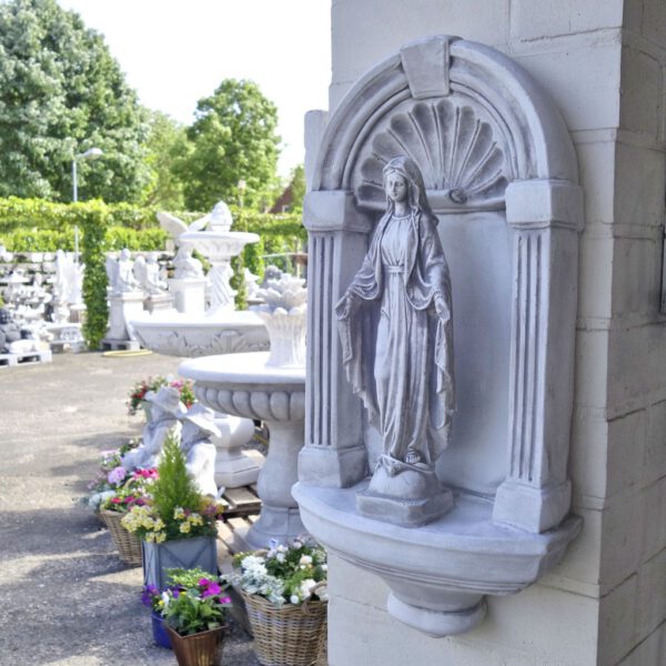 Maria Gartenstatue in Kapelle klein