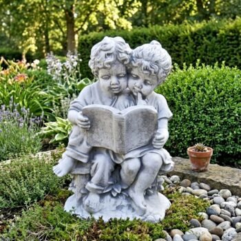 Jongen en meisje leest boek