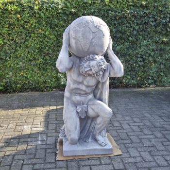 Atlas mannenbeeld tuinbeeld