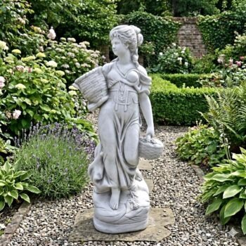 Vrouw met twee mandjes 140cm