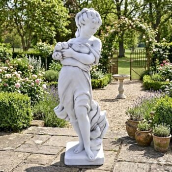 Vrouw met bloemen op de arm tuinbeeld