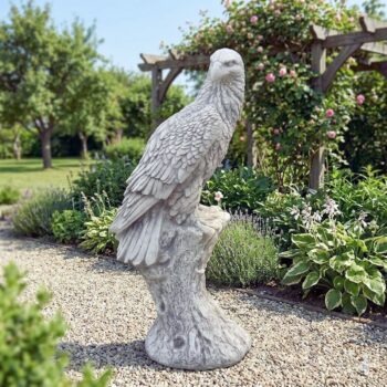 Adelaar op boomstam tuinbeeld