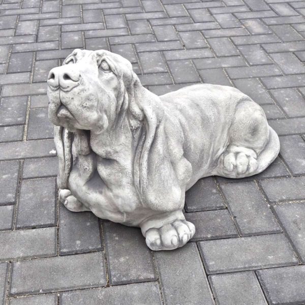 Basset hound beton hond tuin