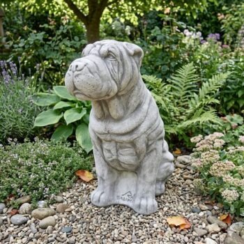 Shar-Pei Stenen hond voor in de tuin.