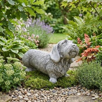 Teckel ruwhaar Stenen hond voor in de tuin.