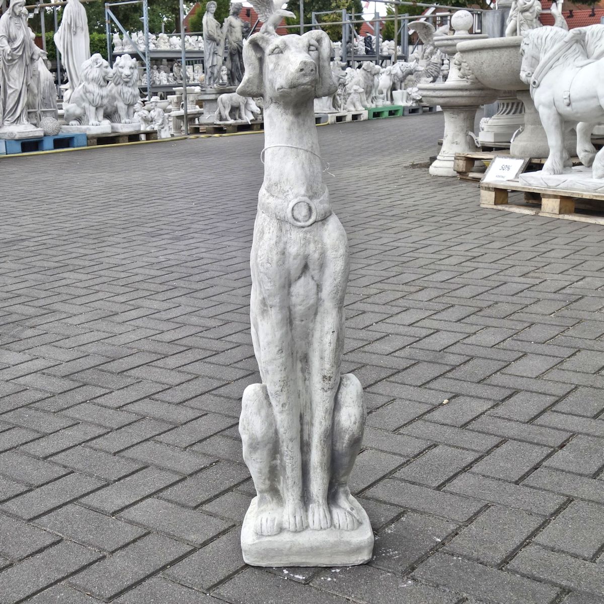Windhond Stenen hond voor in de tuin.