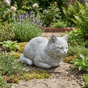 Kat liggend betonnen tuinbeeld