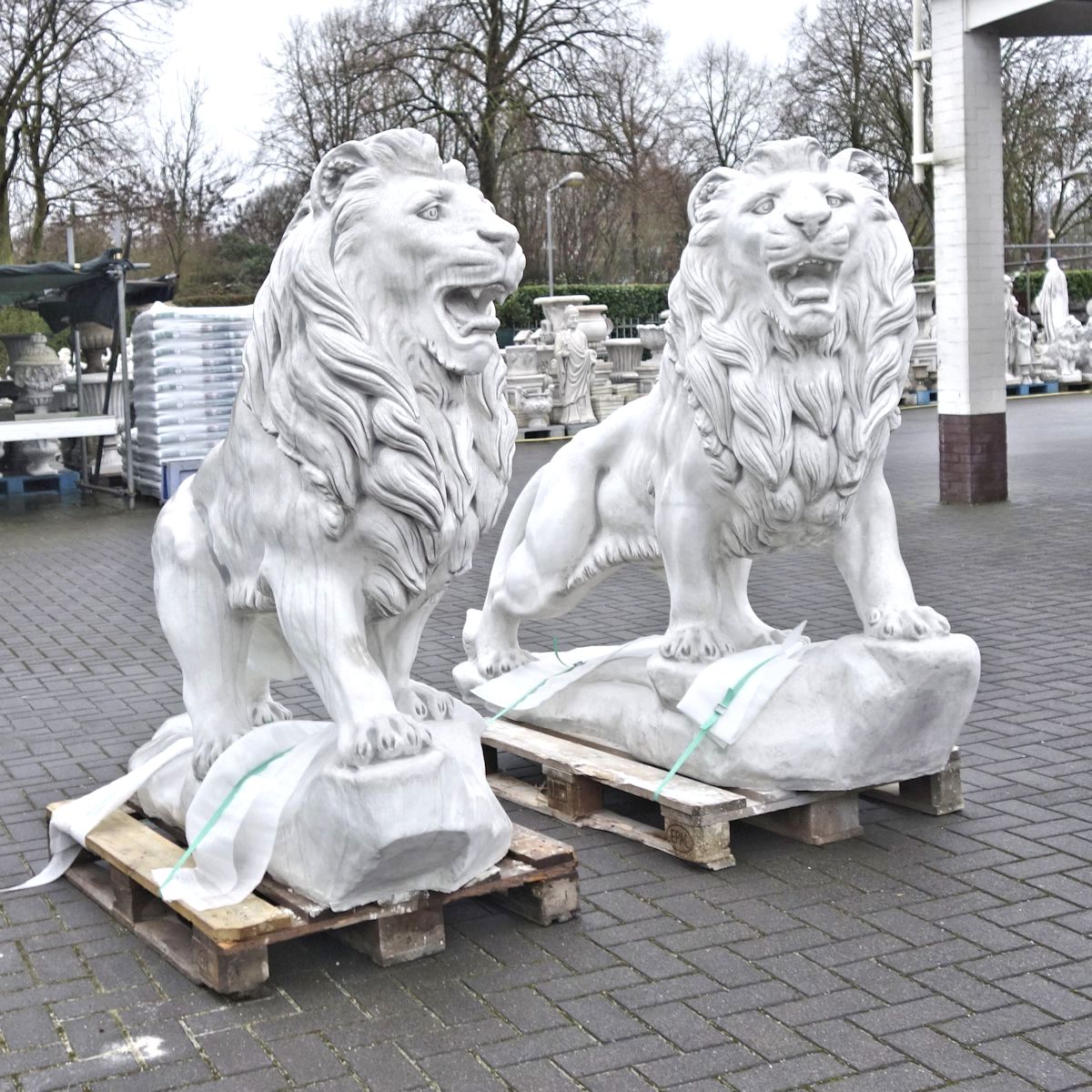 Tuinbeeld Leeuw lopend groot