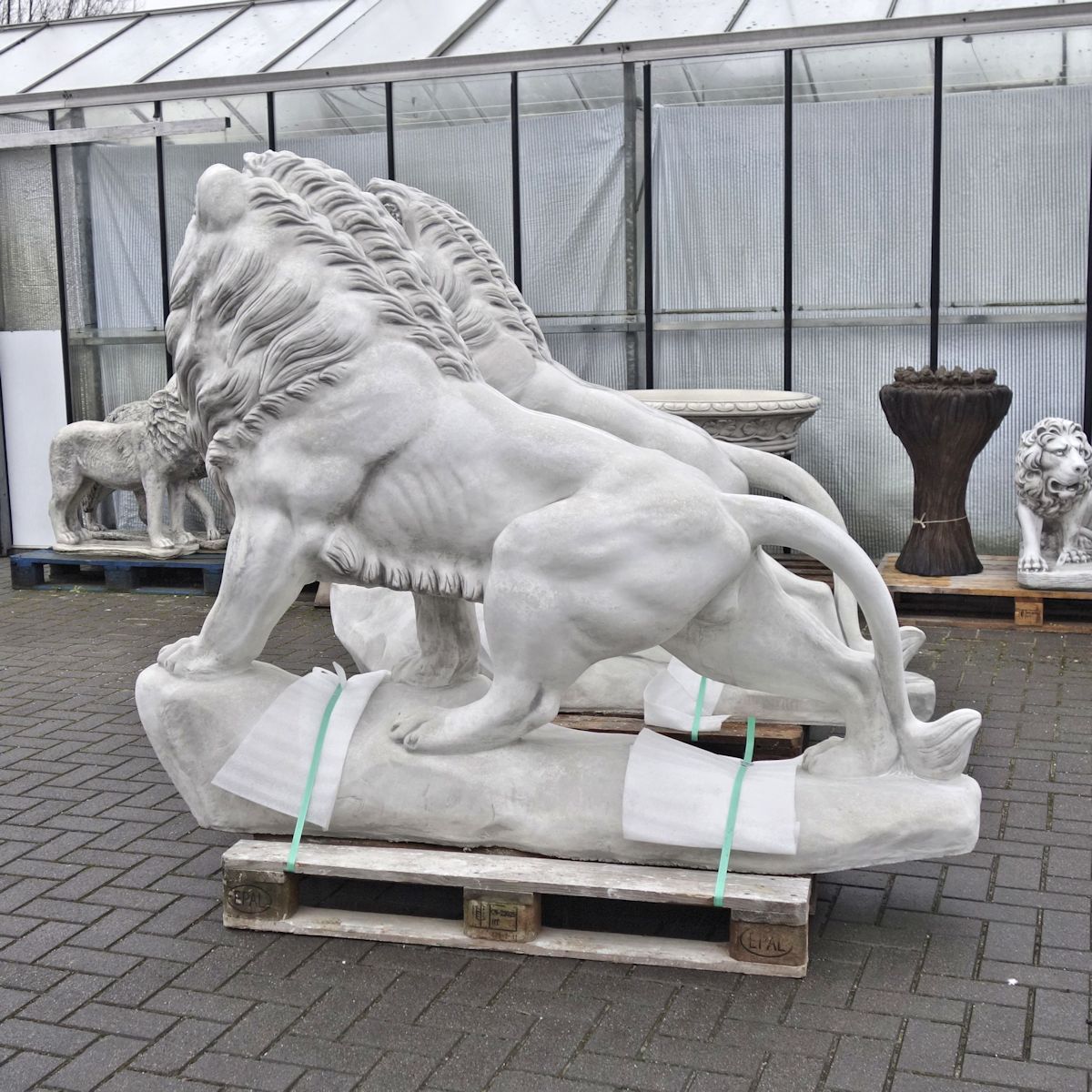 Tuinbeeld Leeuw lopend groot