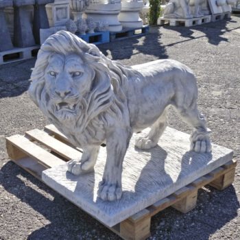 Hele mooie staande leeuw met een maat van ca. 74hx108lx50br cm, ca. 120 kg.
