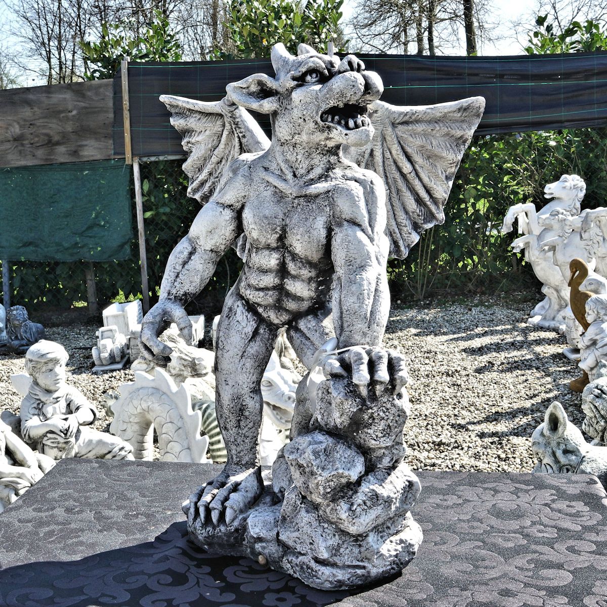 Onregelmatigheden Boekhouder Vrijlating Gargoyle staand Fantasy-Gargoyles-Demonen-Duivel. Beton tuinbeeld.