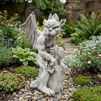Gargoyle zittend op boomstam