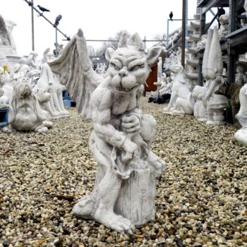 Gargoyle zittend op boomstam