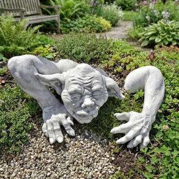 Gargoyle monster met armen tuinbeeld