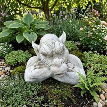 Gargoyle armen gekruist