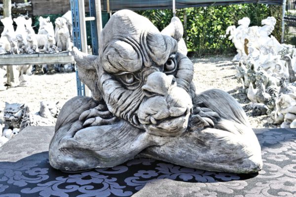 Gargoyle Arme verschränkt