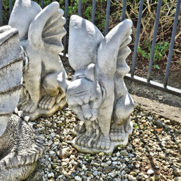 Gargoyle zittend met vleugels