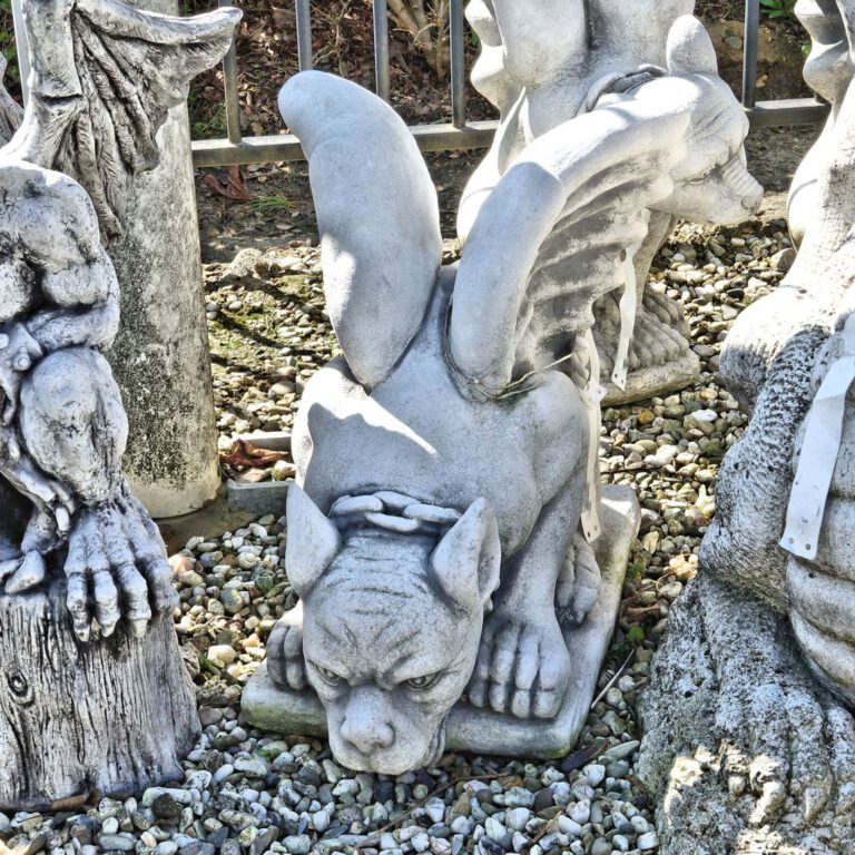 Gargoyle liegend mit Flügeln FantasyGargoylesDämonenTeufel.