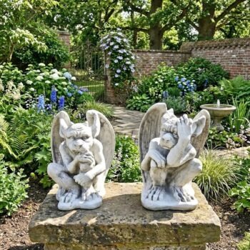 Gargoyle zittend met hoorns