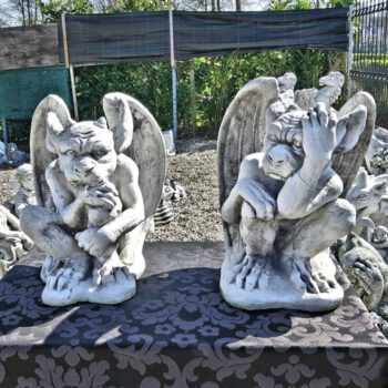 Gargoyle zittend met hoorns