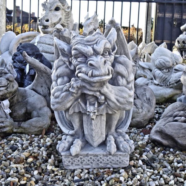 Gargoyle met zwaard beeld tuin beton