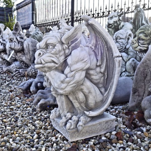 Gargoyle met zwaard tuinbeeld