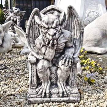 Gargoyle op troon tuinbeeld