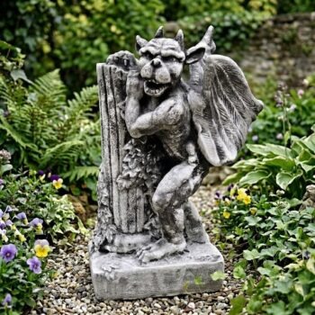 Gargoyle staand bij pilaar