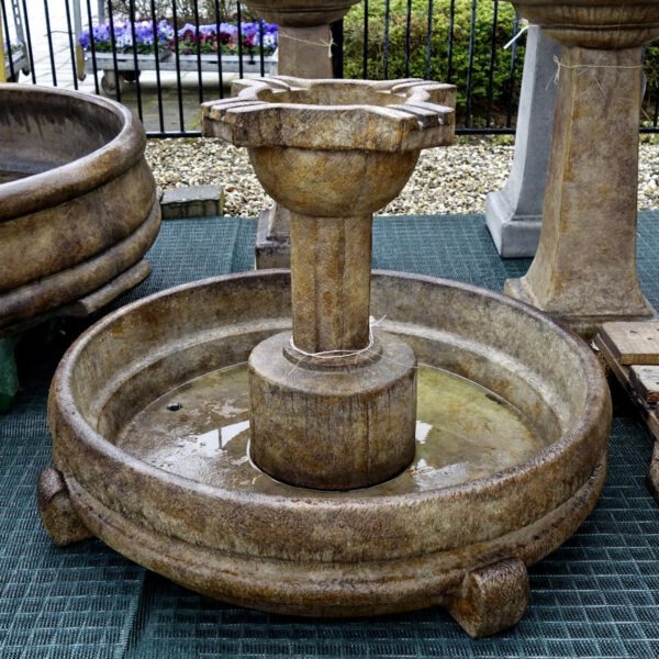 Overlopend ornament fontein
