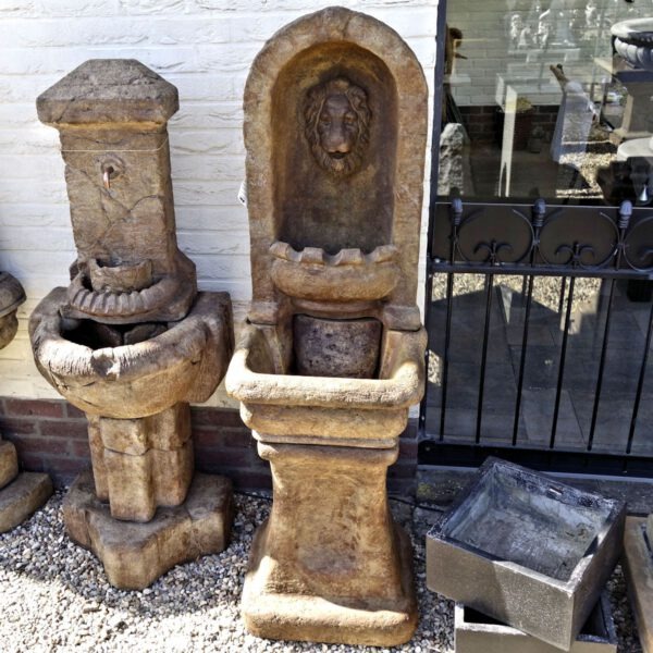 Hoge fontein met leeuwennis