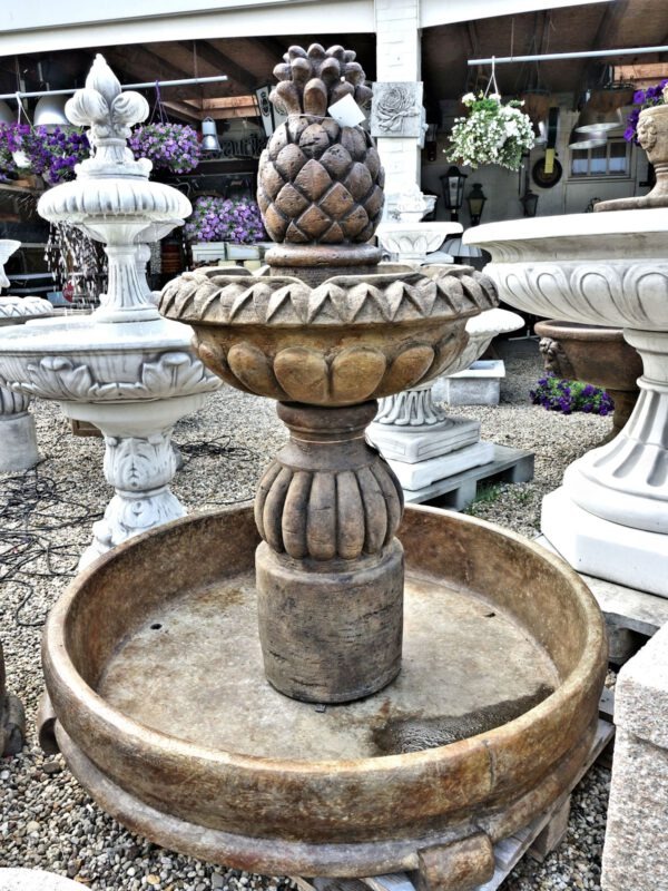 Ananas in grote bak fontein Betonnen Fontein Tuin