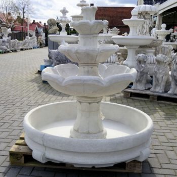 3 schalen fontein in grote bak