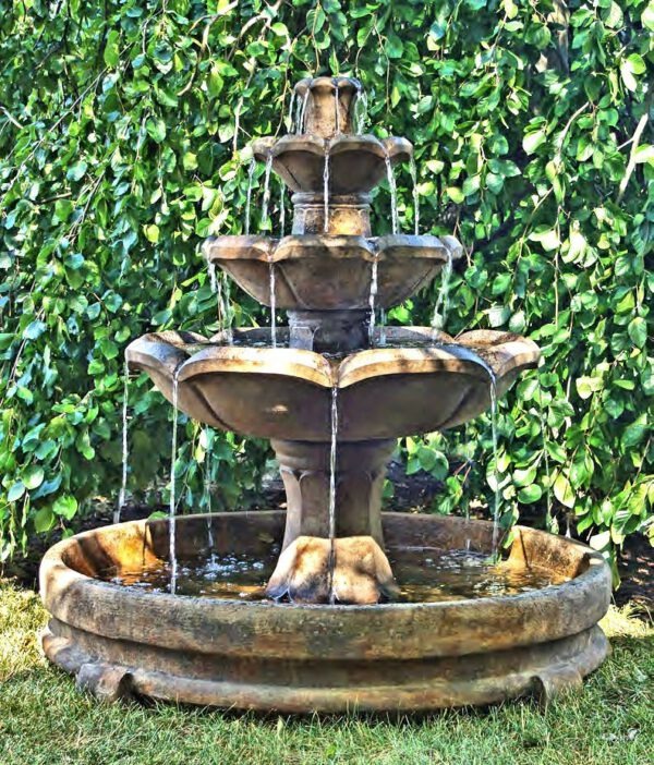 3 schalen fontein in grote bak fontein beton tuin