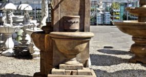 Hoge wandfontein betonnen fontein