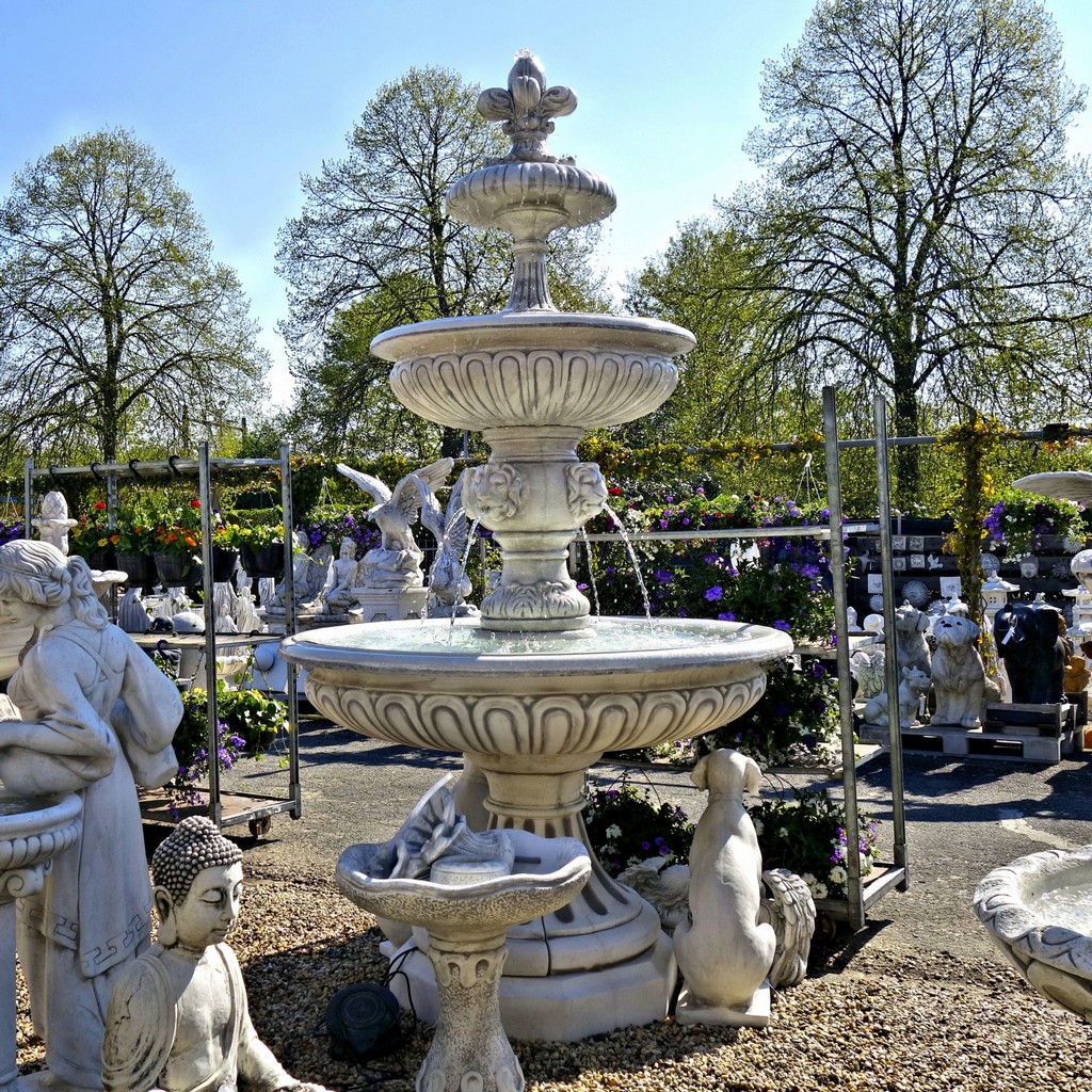 Historicus rand schild Leeuwen fontein. Mooie massief betonnen fontein voor in uw tuin.