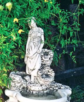 Frau mit Blumenkästen Brunnen