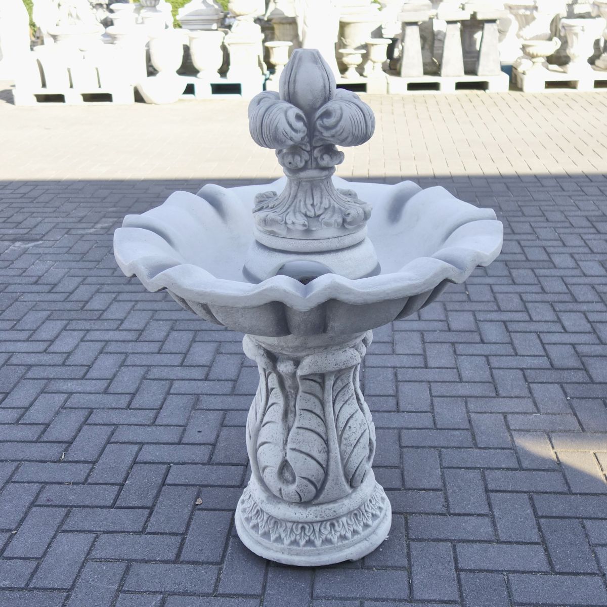 Fontein met Franse Lelie Klassieke tuinfonteinen van beton