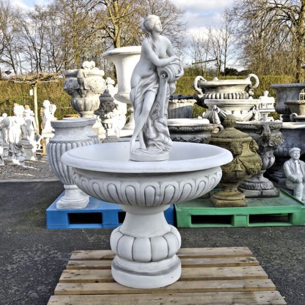 Fontein vrouw met kruik Waterornament beton.