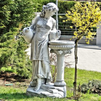 Frau 2 Krüge Brunnen