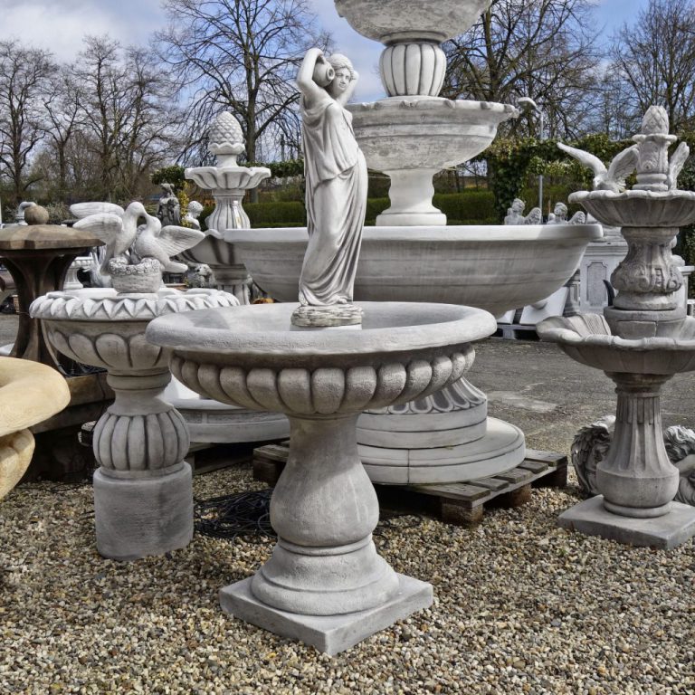 opgroeien campus hervorming Fontein vrouw 1 kruik. Prachtige massief betonnen fontein voor uw tuin.