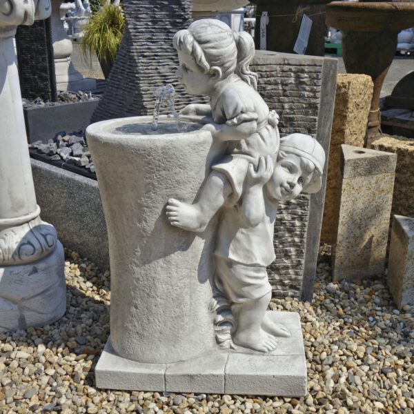 Drinkend meisje Waterornament beton.