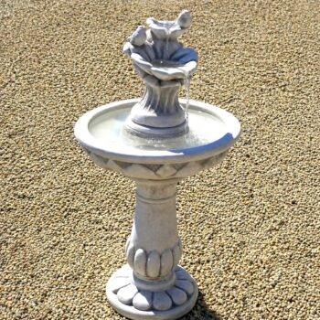 Fontein vogelbad met vogeltjes