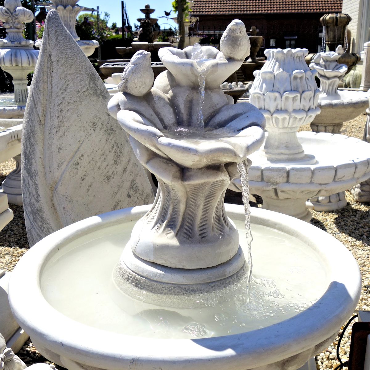 Fontein vogelbad met vogeltjes