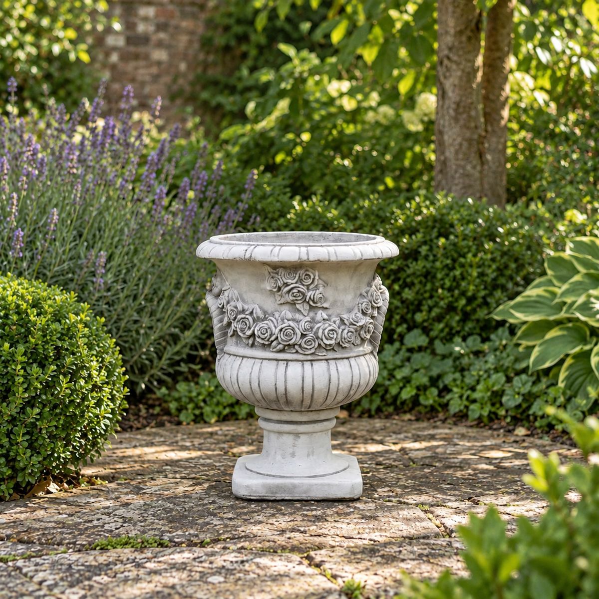 Vaas met rozen Klassieke betonnen sierpotten voor tuin en terras