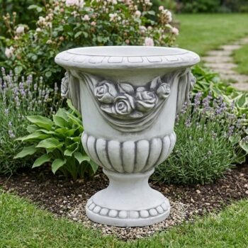 Vaas met rozen groot Betonnen tuinvaas. Vaas beton tuin.